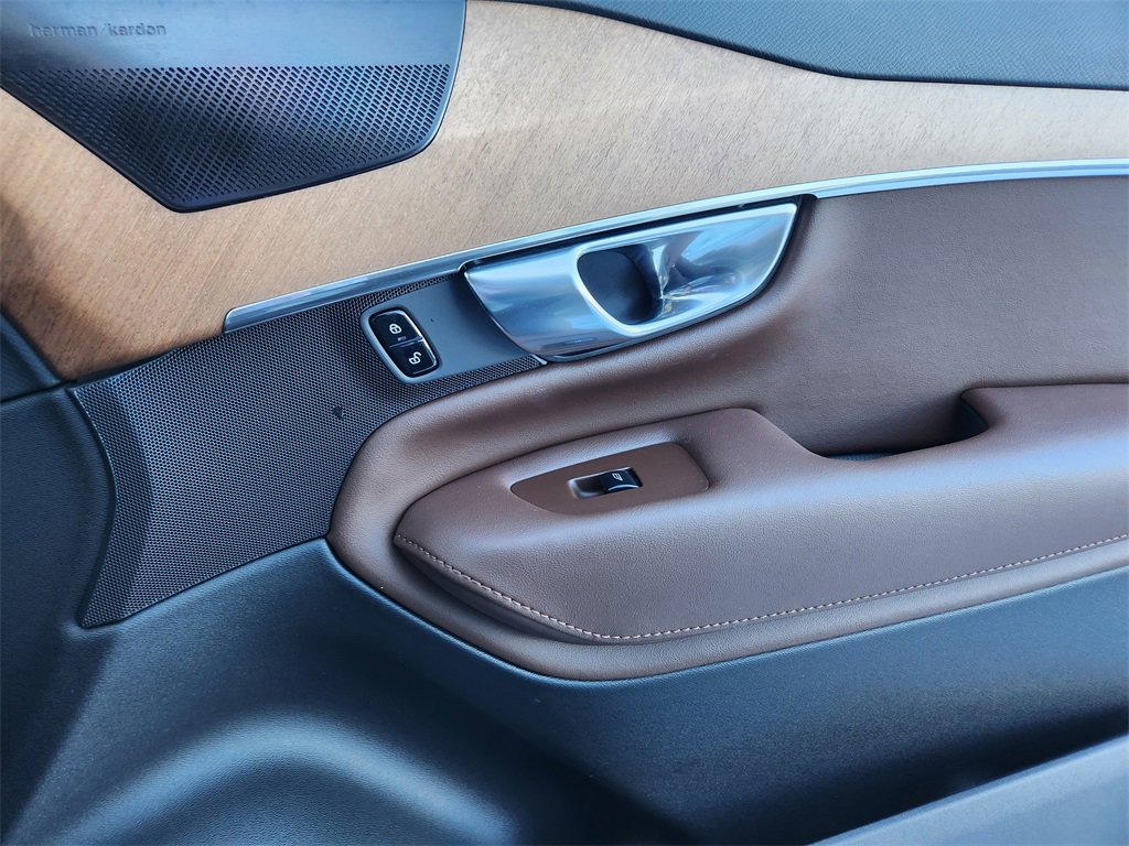 Used 2023 Volvo XC90 B5 Plus image 22