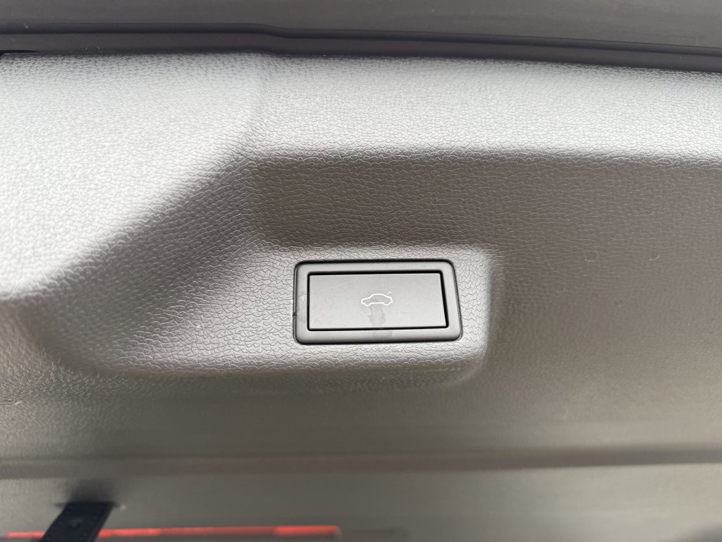 Used 2025 Volkswagen ID. Buzz 1st Edition image 37