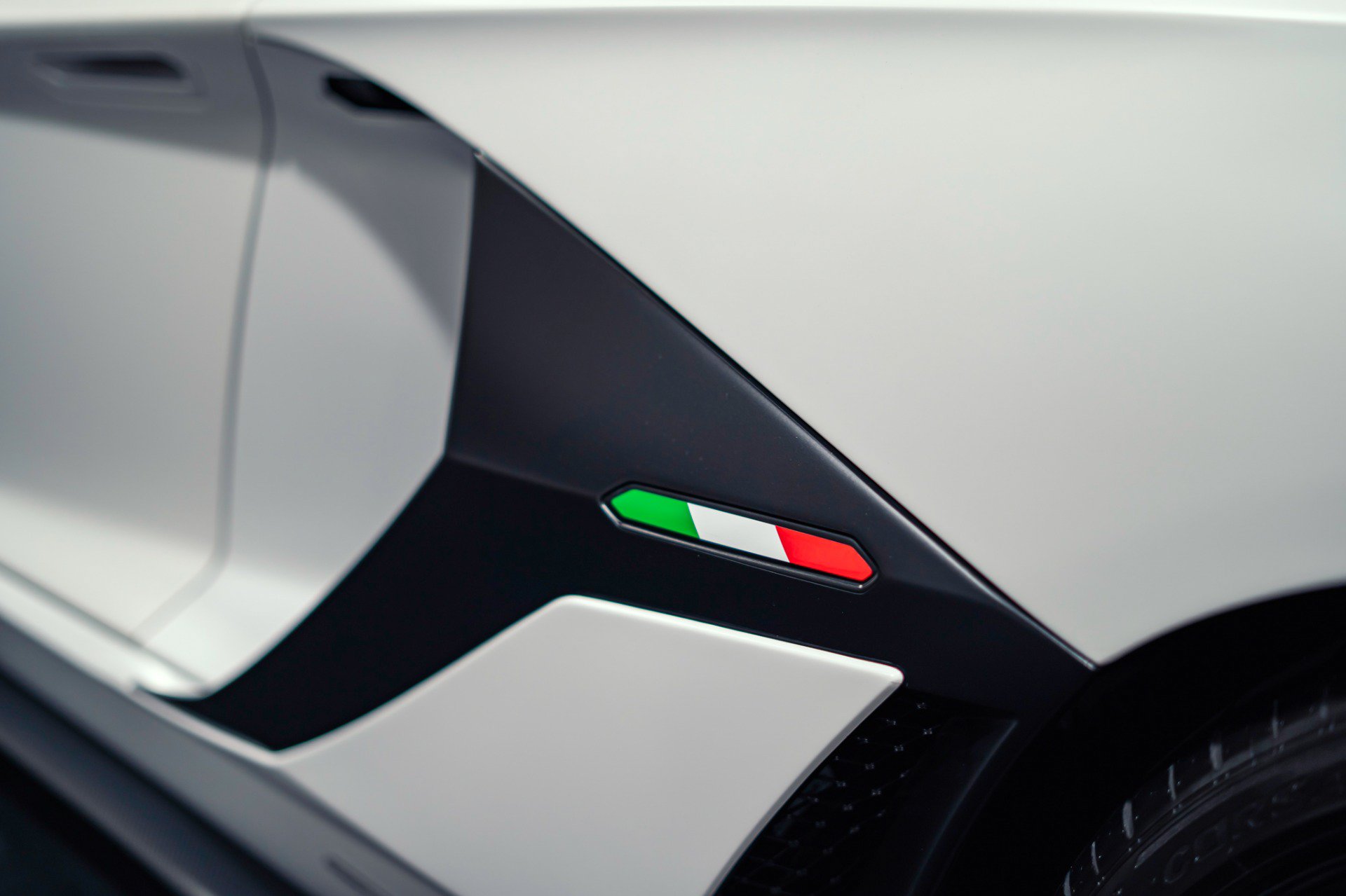 Used 2020 Lamborghini Aventador SVJ AWD/4WD image 25