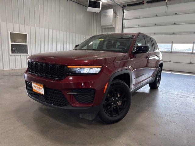Used 2024 Jeep Grand Cherokee Altitude image 3