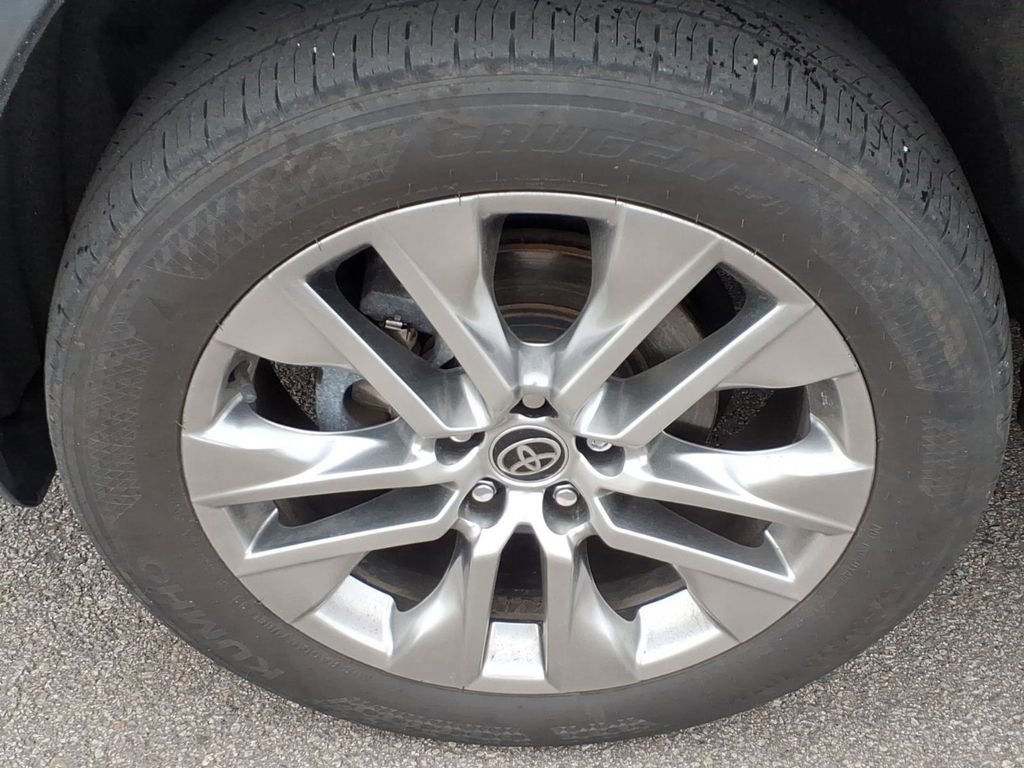 Used 2021 Toyota RAV4 XLE Premium image 8