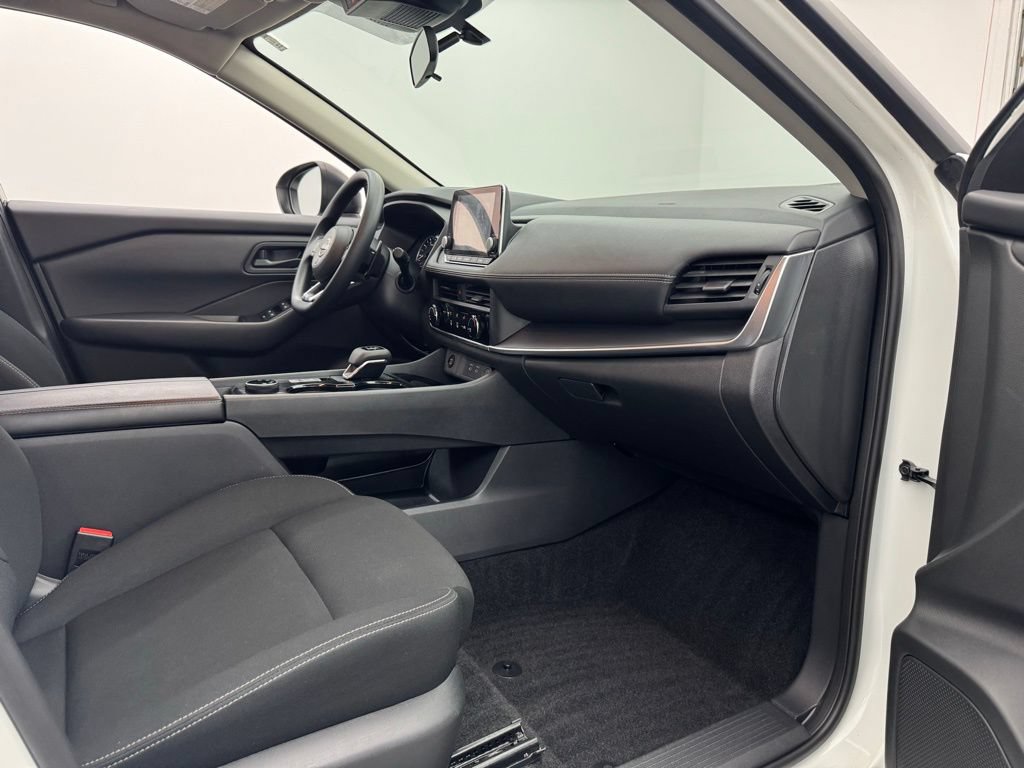 Used 2024 Nissan Rogue S AWD/4WD image 29