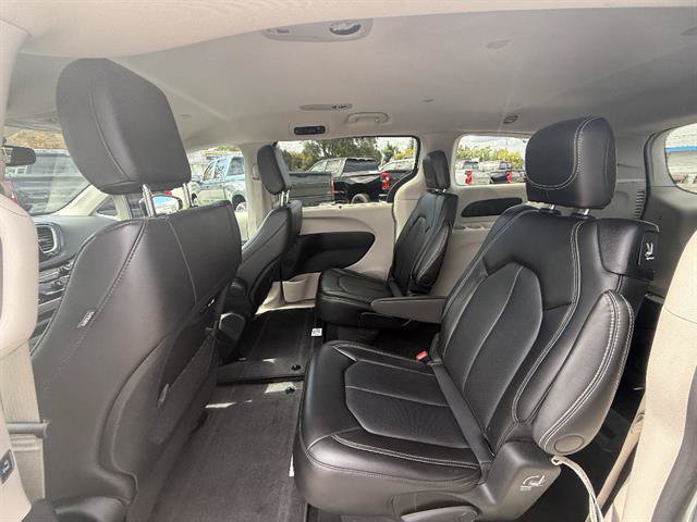 Used 2024 Chrysler Pacifica Touring-L FWD image 21