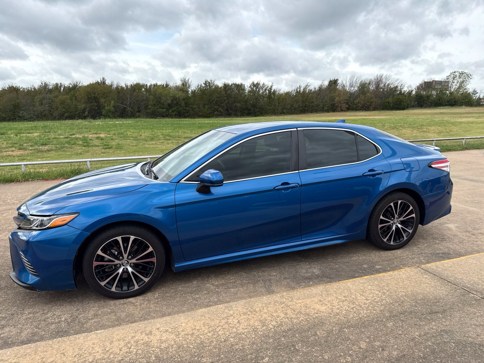 Used 2020 Toyota Camry SE FWD image 2
