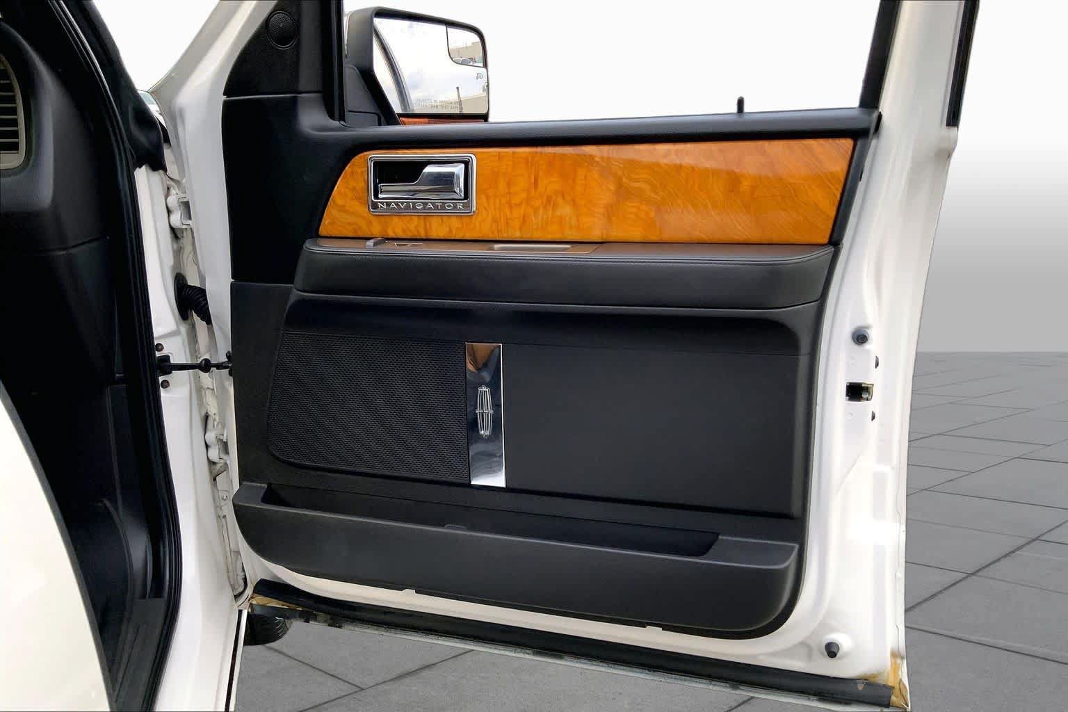 Used 2014 Lincoln Navigator 4WD w/ Equipment Group 101A image 23