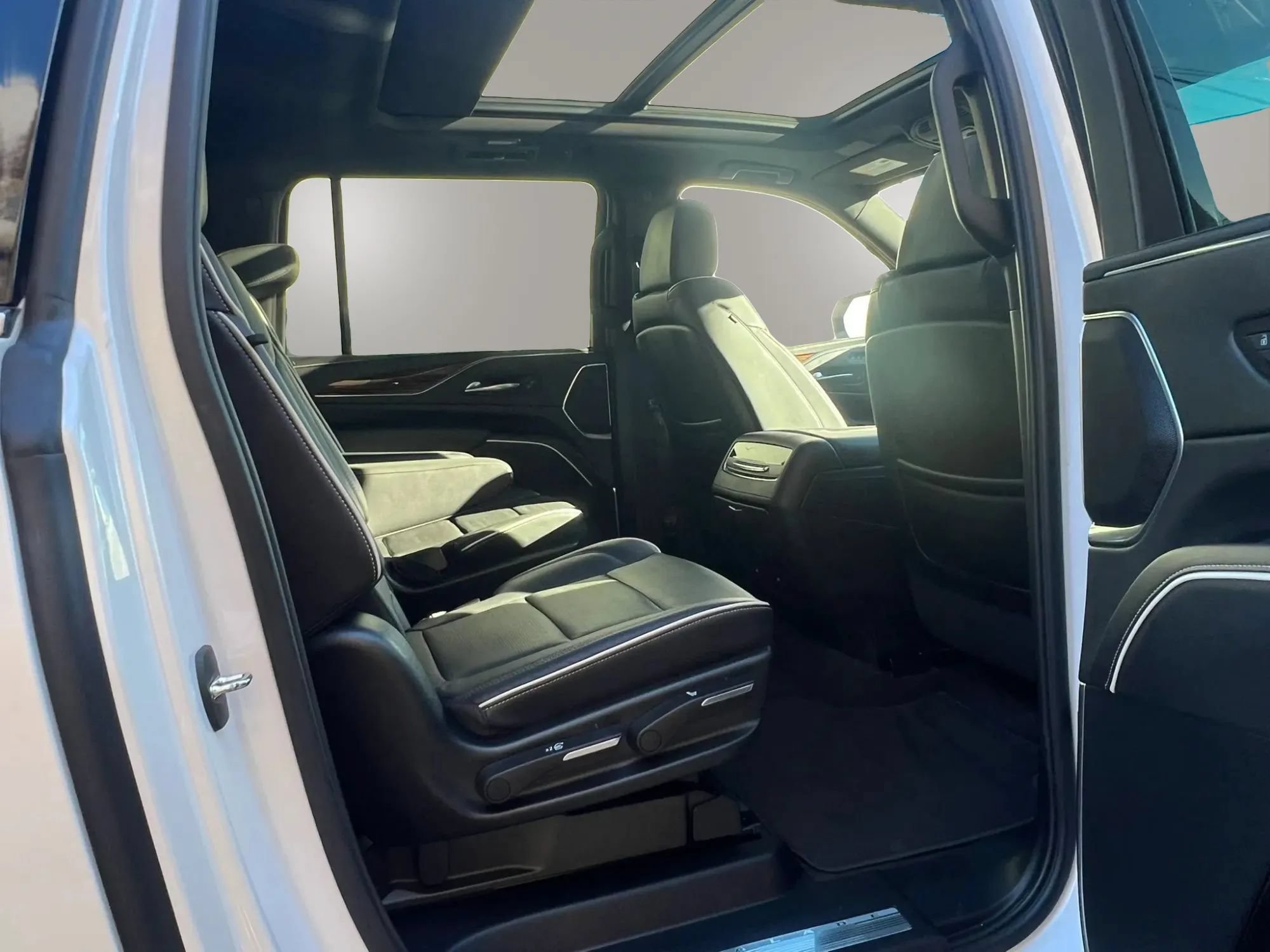 Used 2023 Cadillac Escalade ESV Premium Luxury AWD/4WD image 35