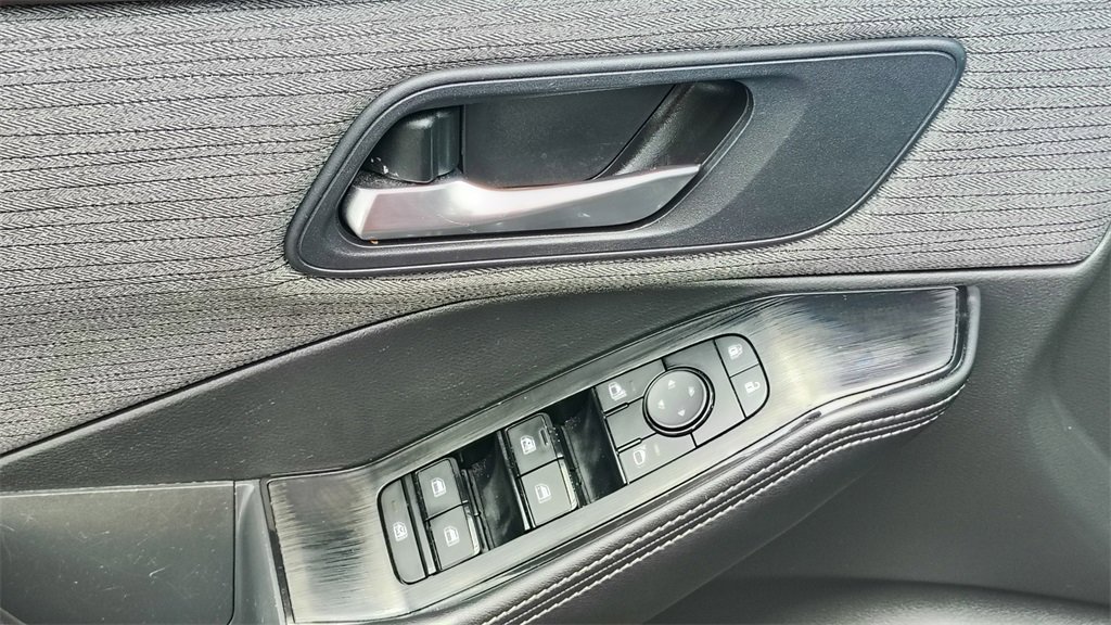 Used 2023 Nissan Rogue SV image 9