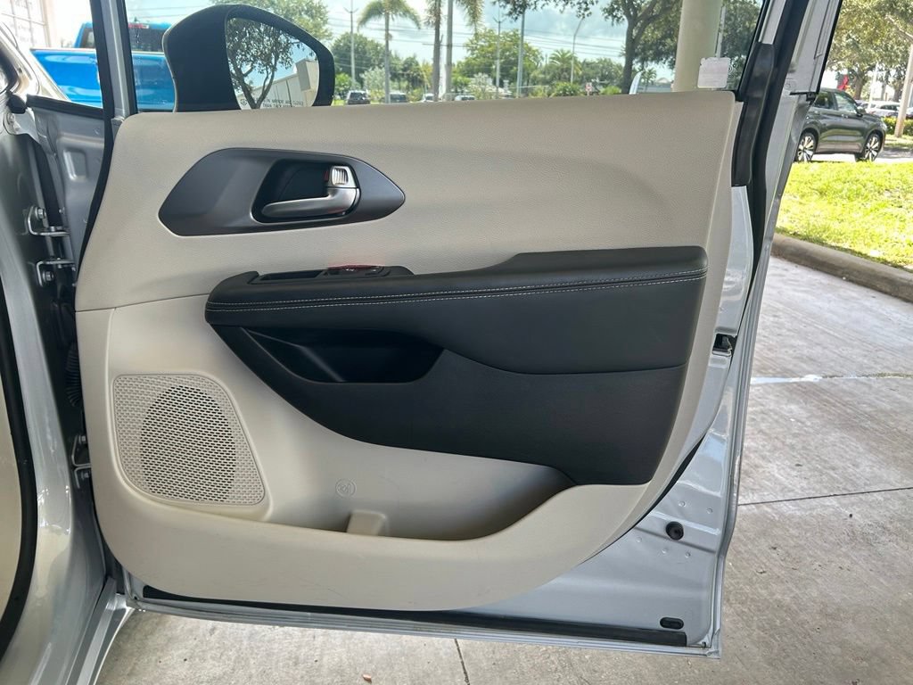 Used 2024 Chrysler Pacifica Touring-L FWD image 24