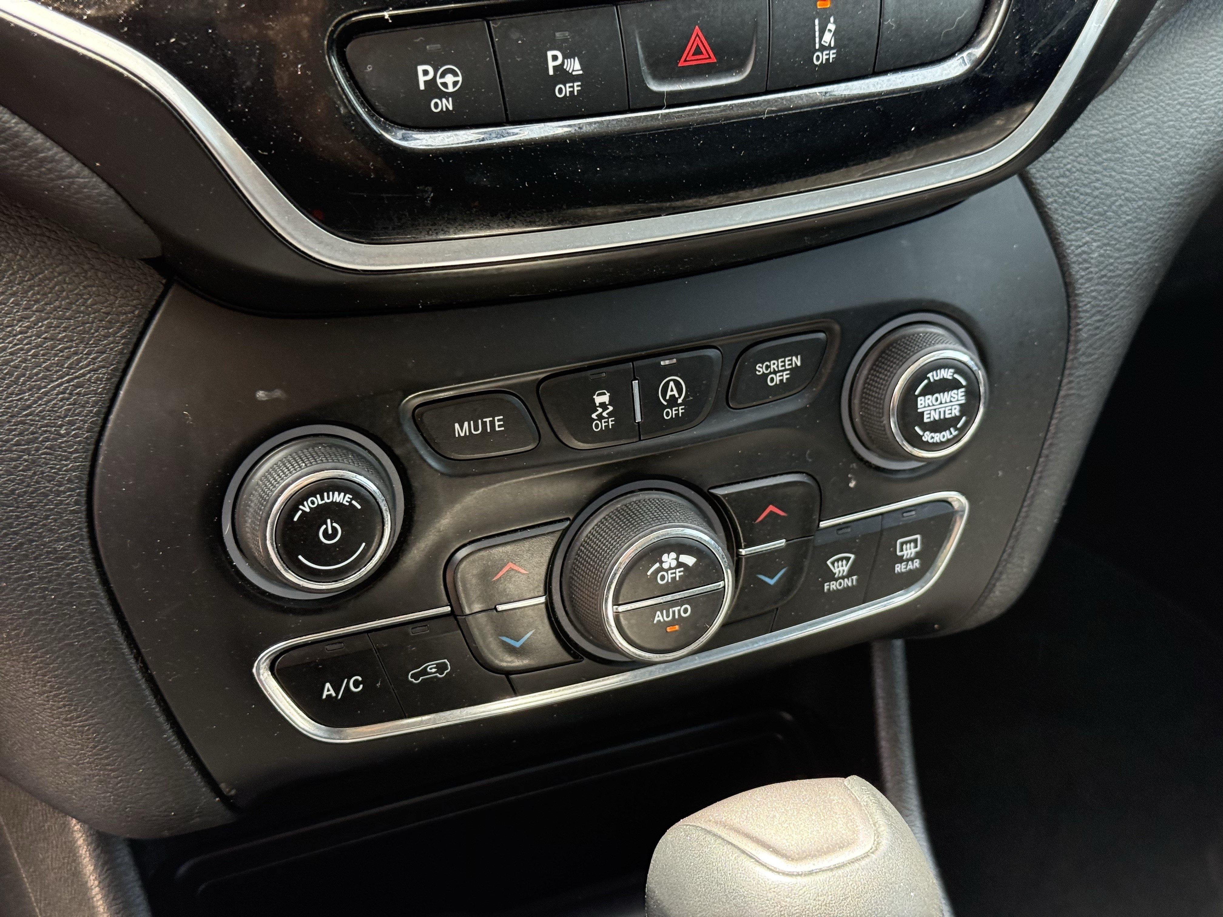 Used 2019 Jeep Cherokee Limited w/ Technology Group AWD/4WD image 22