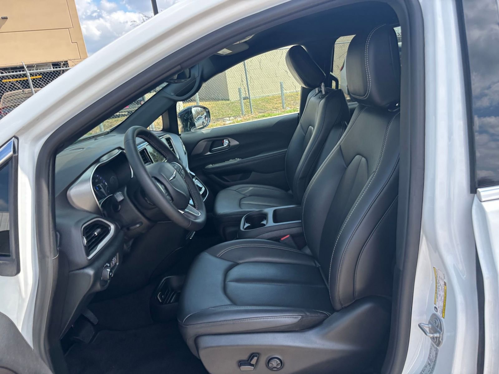 Used 2025 Chrysler Pacifica Select image 29