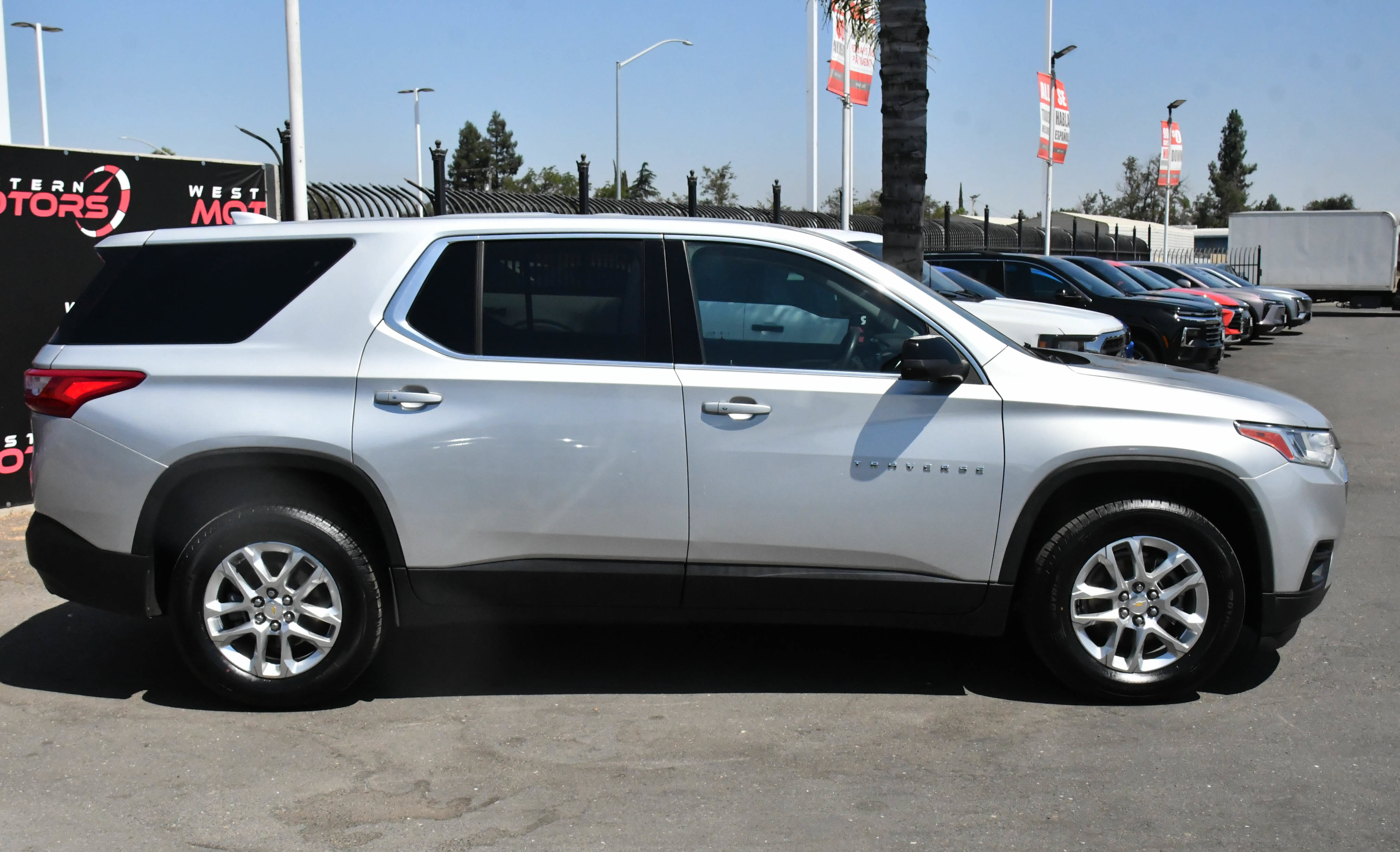 Used 2021 Chevrolet Traverse LS FWD image 9