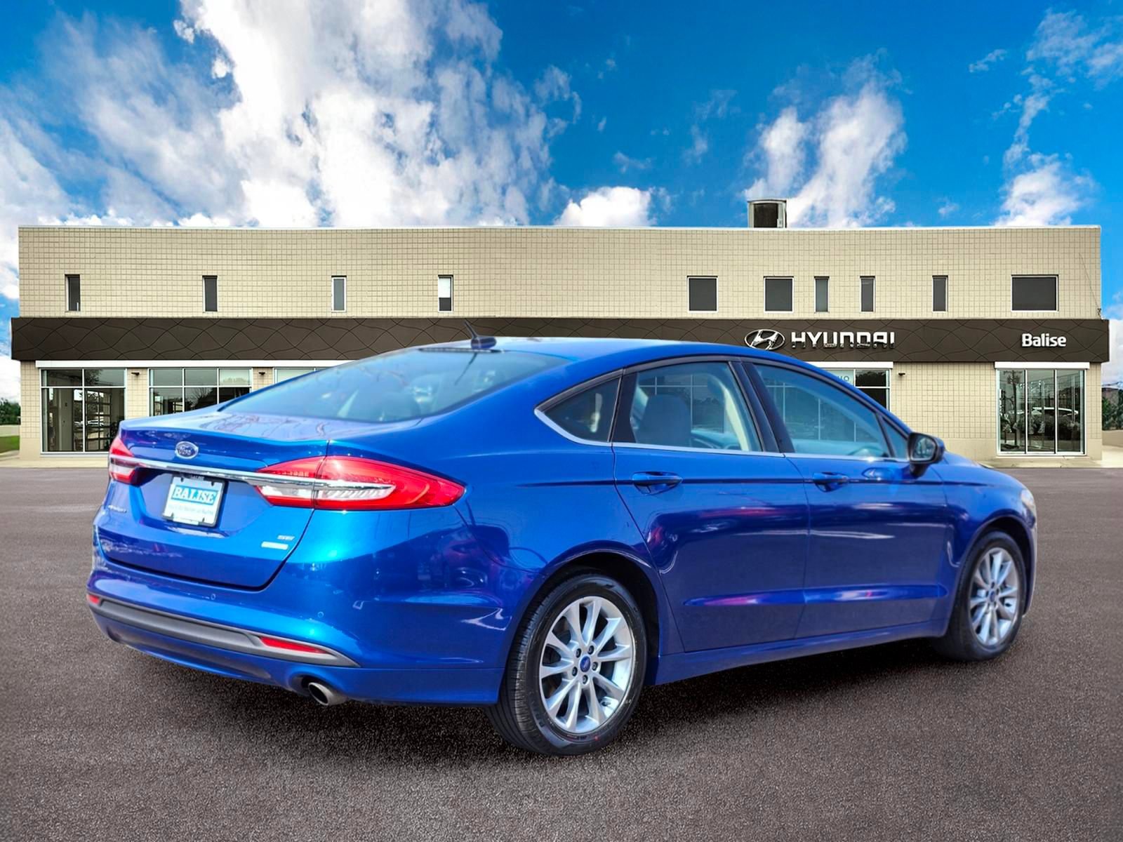 Used 2017 Ford Fusion SE w/ Fusion SE Technology Package FWD image 3