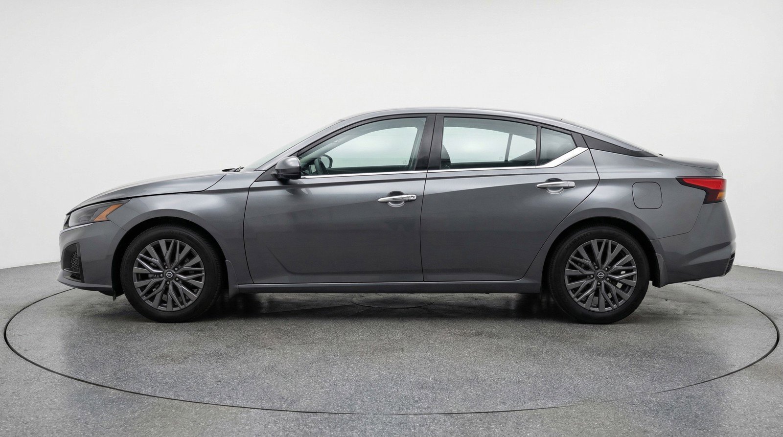 Used 2025 Nissan Altima 2.5 SV FWD image 5