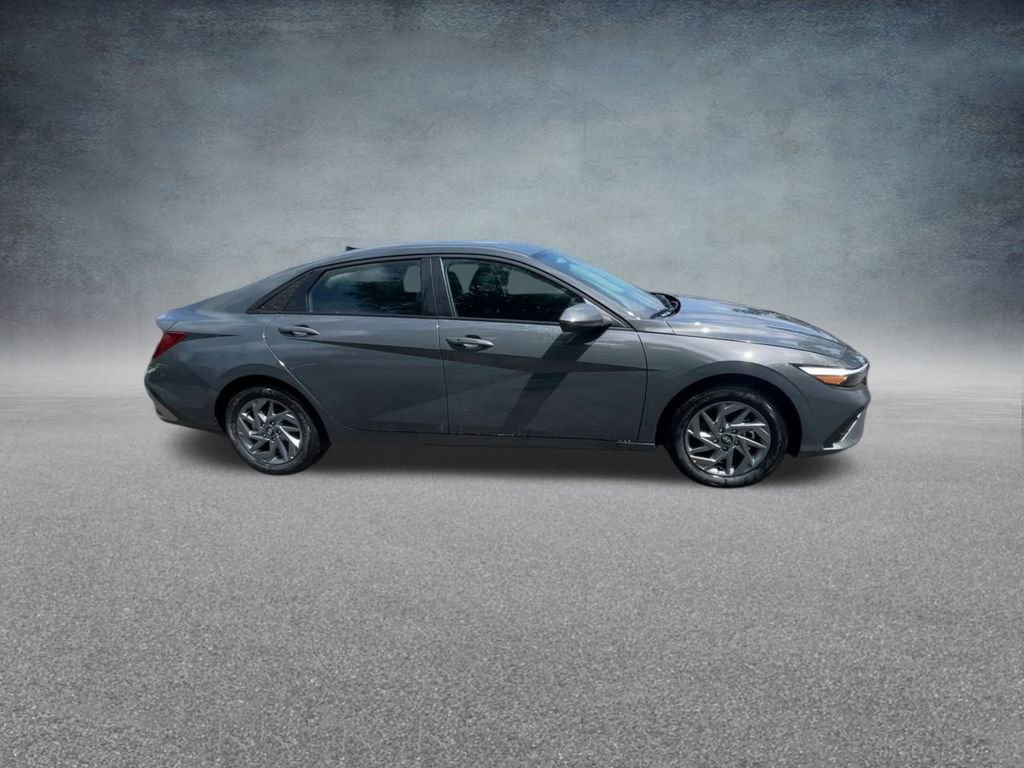 Used 2025 Hyundai Elantra Blue image 26