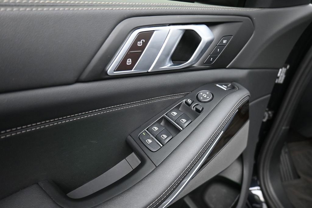 Used 2024 BMW X5 xDrive40i w/ Premium Package AWD/4WD image 9