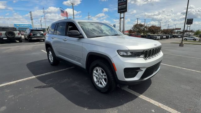 Used 2023 Jeep Grand Cherokee Laredo w/ Luxury Tech Group I AWD/4WD image 2