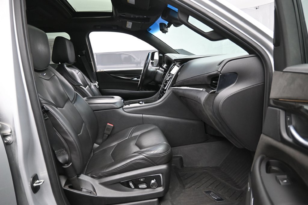 Used 2018 Cadillac Escalade Platinum AWD/4WD image 30