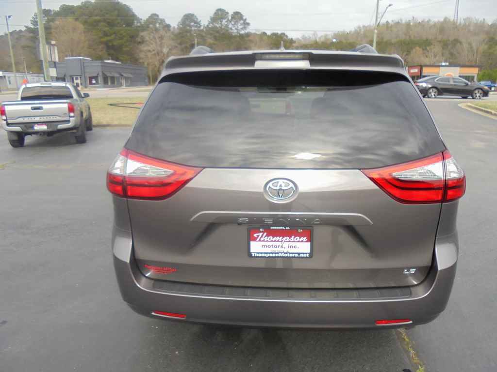 Used 2020 Toyota Sienna LE FWD image 4