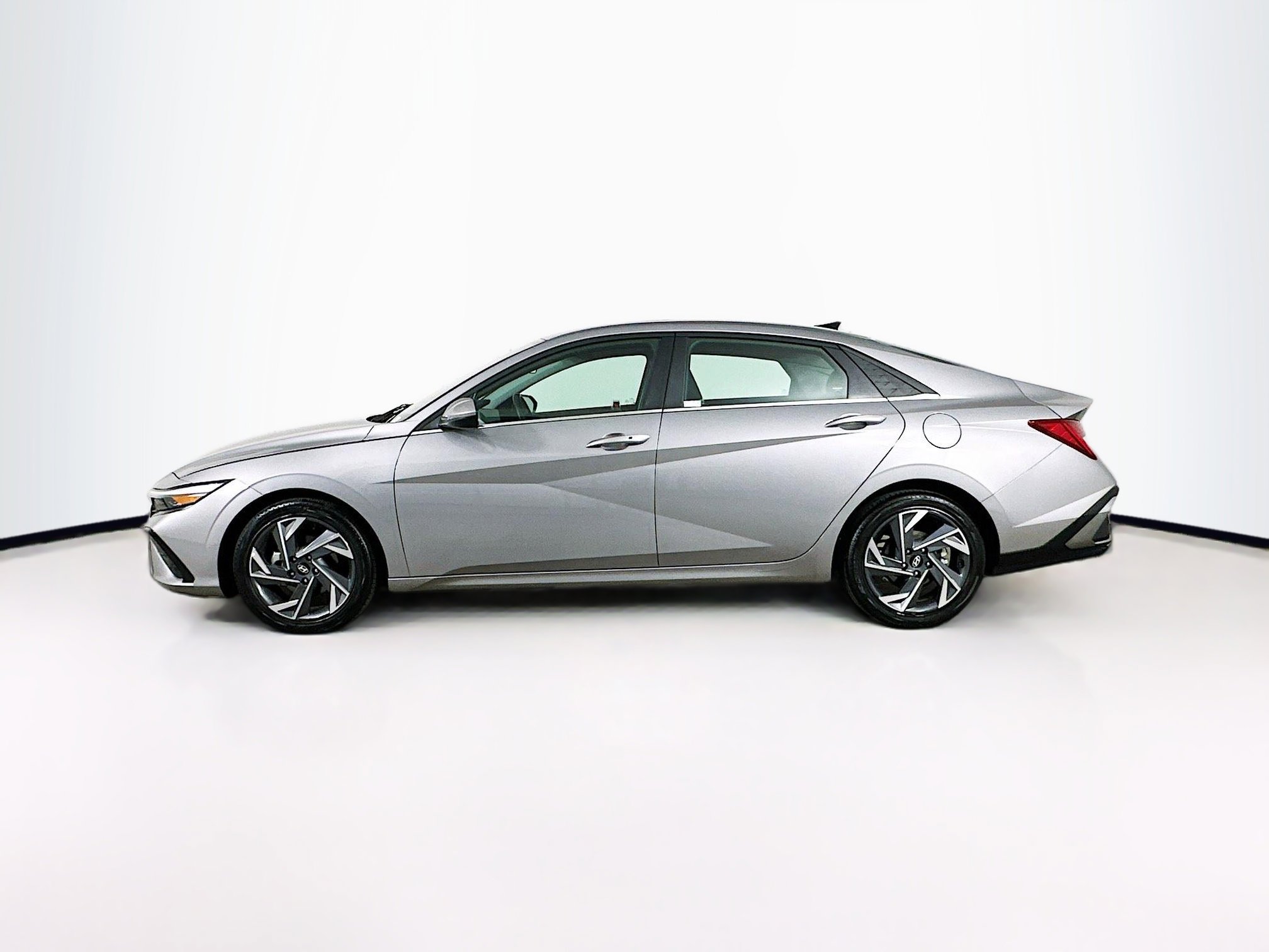 Used 2025 Hyundai Elantra SEL image 4