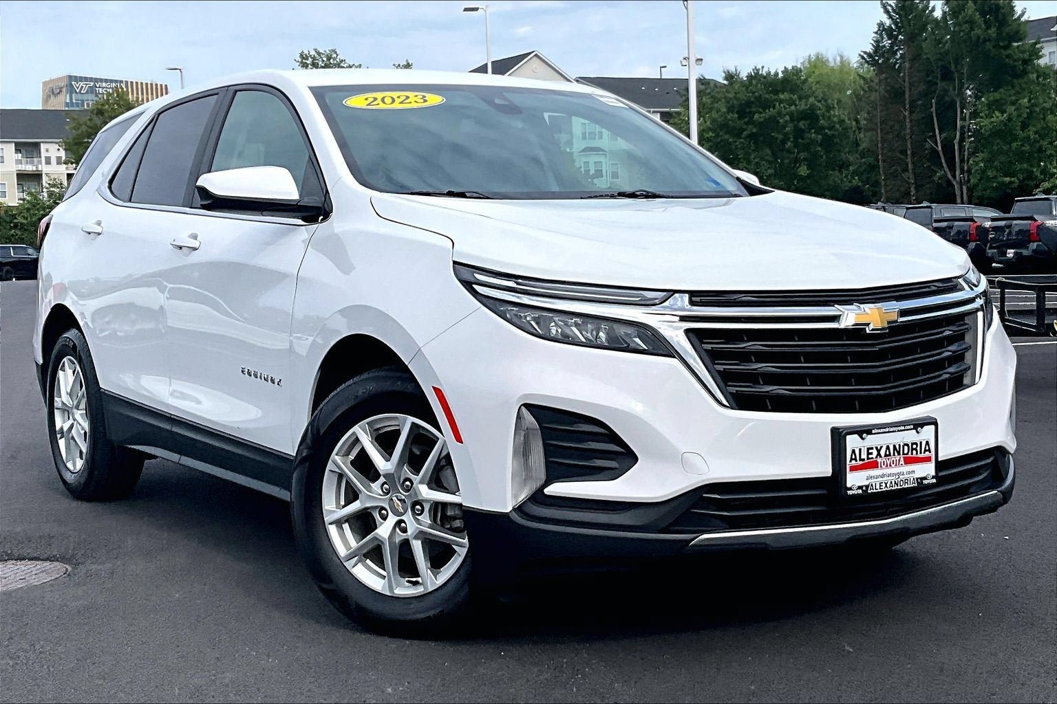 Used 2023 Chevrolet Equinox LT FWD image 2