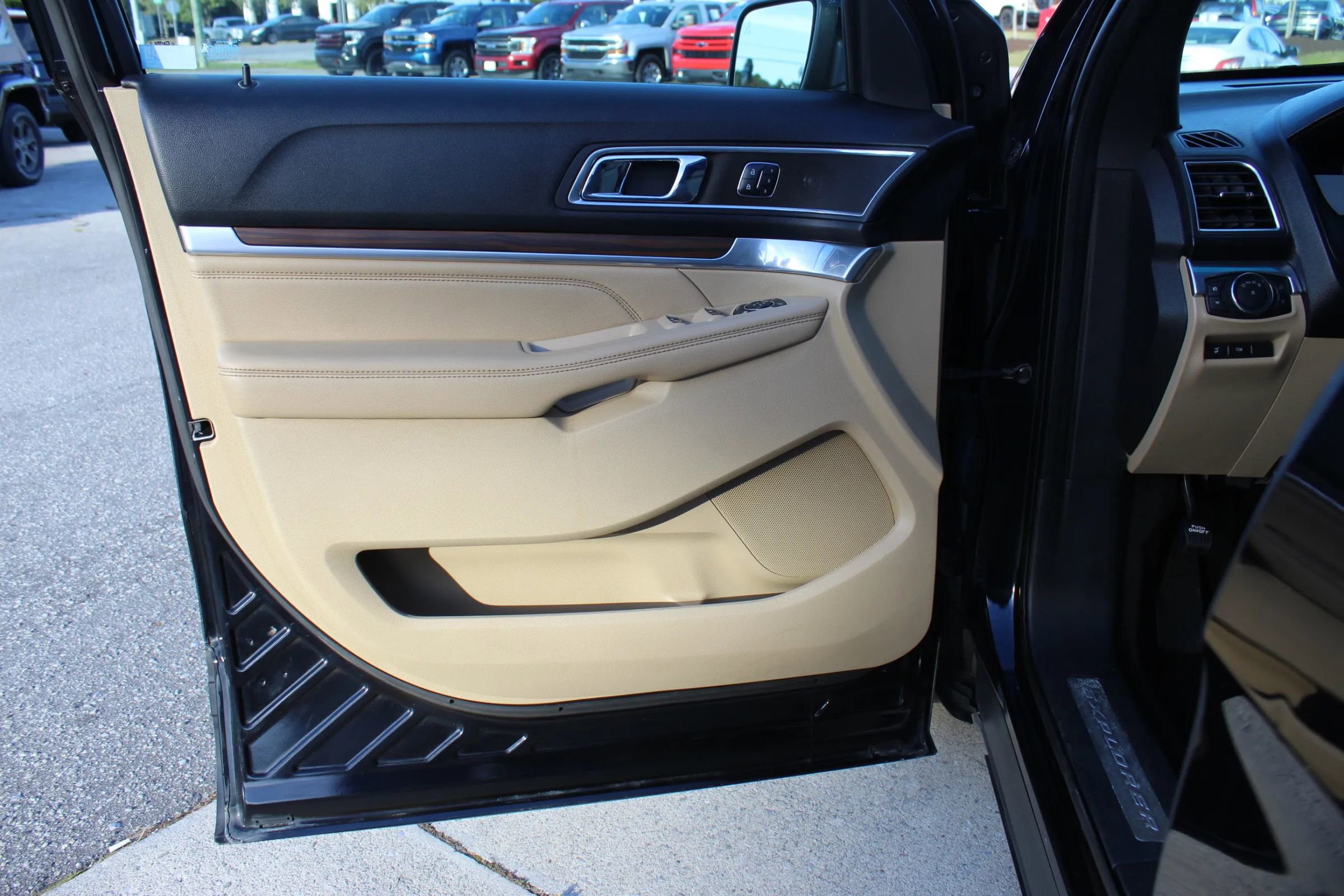 Used 2017 Ford Explorer Limited w/ Equipment Group 301A image 10