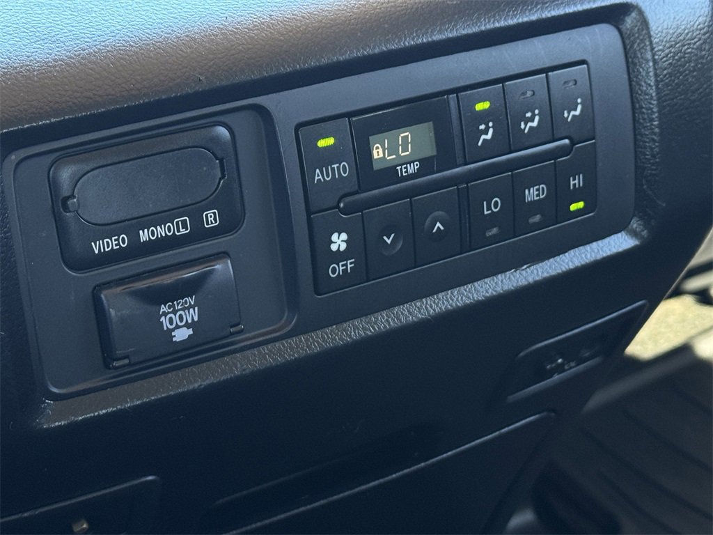 Used 2013 Toyota Sequoia Platinum image 32