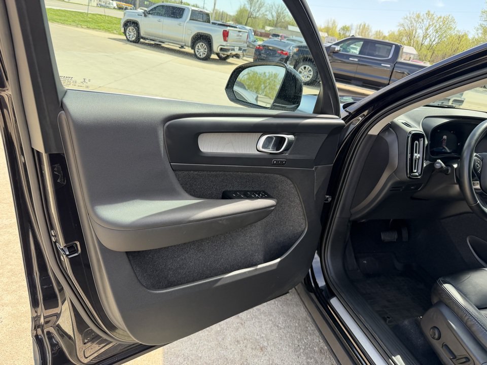 Used 2023 Volvo XC40 B5 Plus AWD/4WD image 11