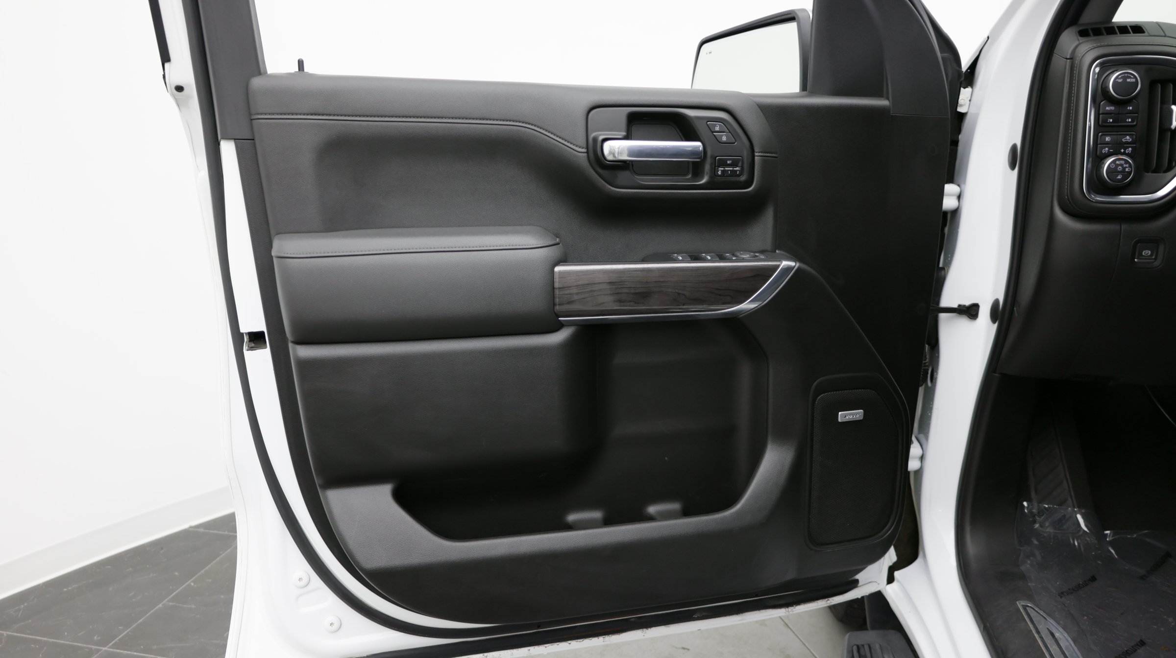 Used 2022 Chevrolet Silverado 1500 LTZ w/ LTZ Convenience Package II AWD/4WD image 14