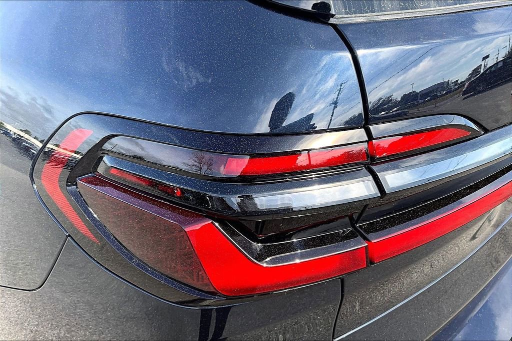 New 2026 BMW X7 M60i image 14