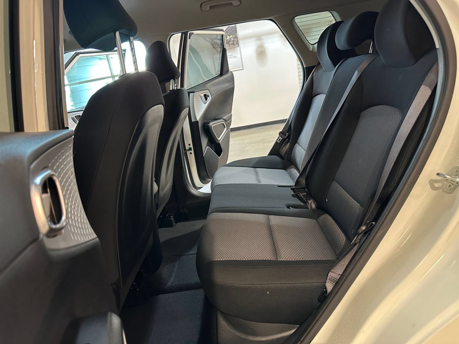 Used 2025 Kia Soul LX w/ LX Technology Package FWD image 24