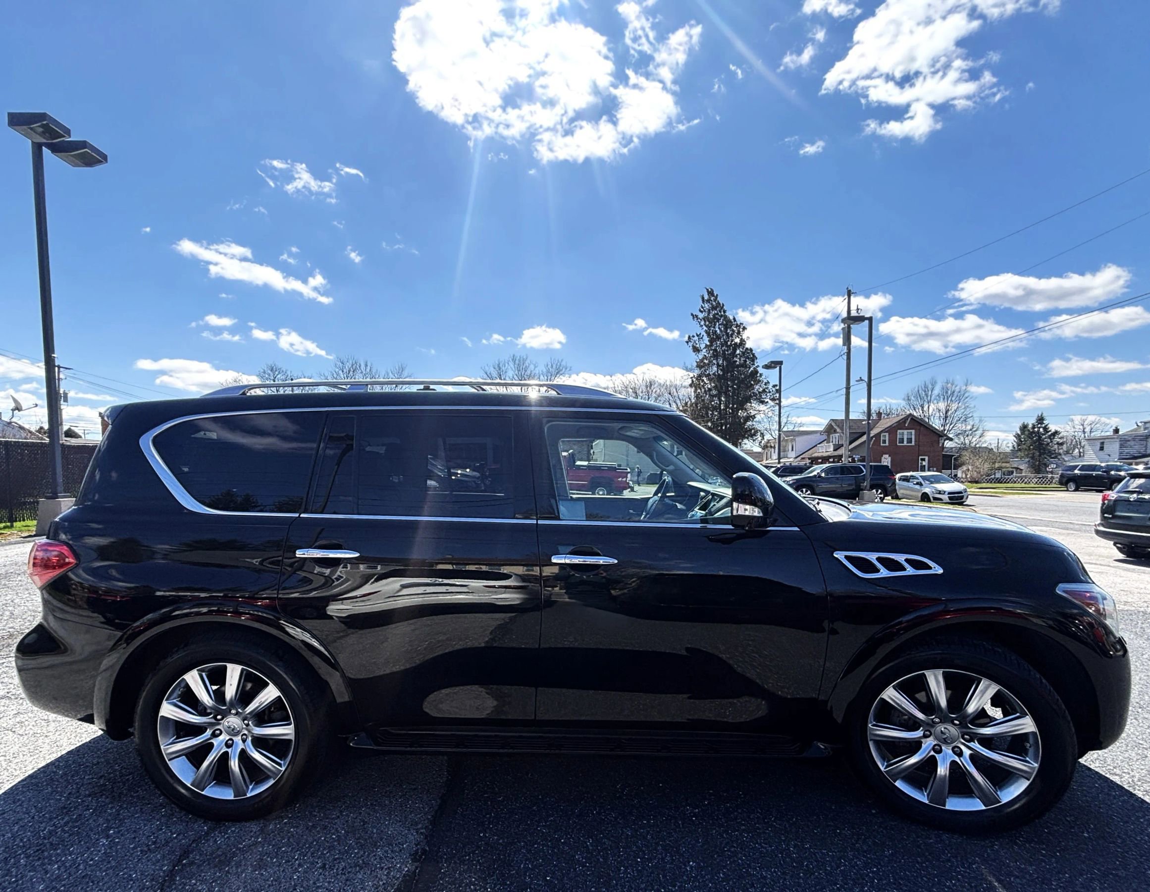 Used 2012 INFINITI QX56 4WD w/ Deluxe Touring Pkg image 6