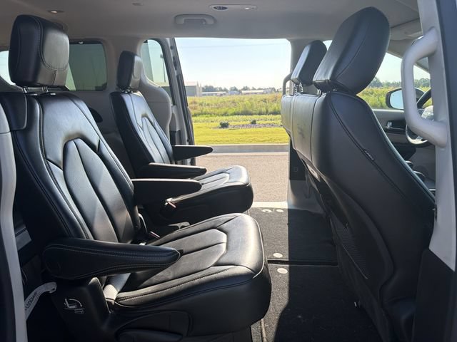 Used 2023 Chrysler Pacifica Touring-L FWD image 16
