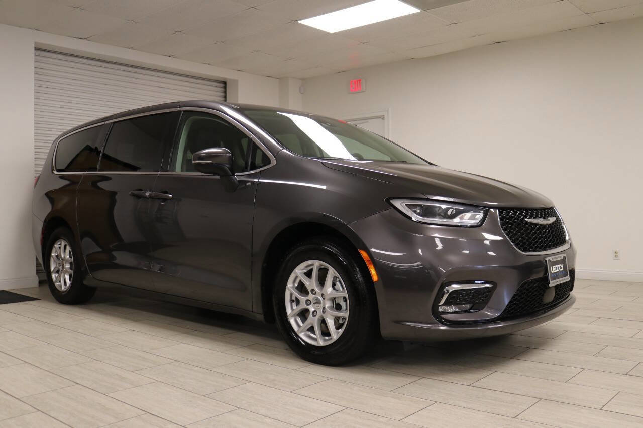 Used 2023 Chrysler Pacifica Touring-L image 6