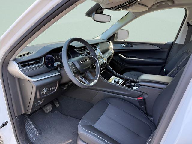 Used 2023 Jeep Grand Cherokee Laredo w/ Luxury Tech Group I AWD/4WD image 3