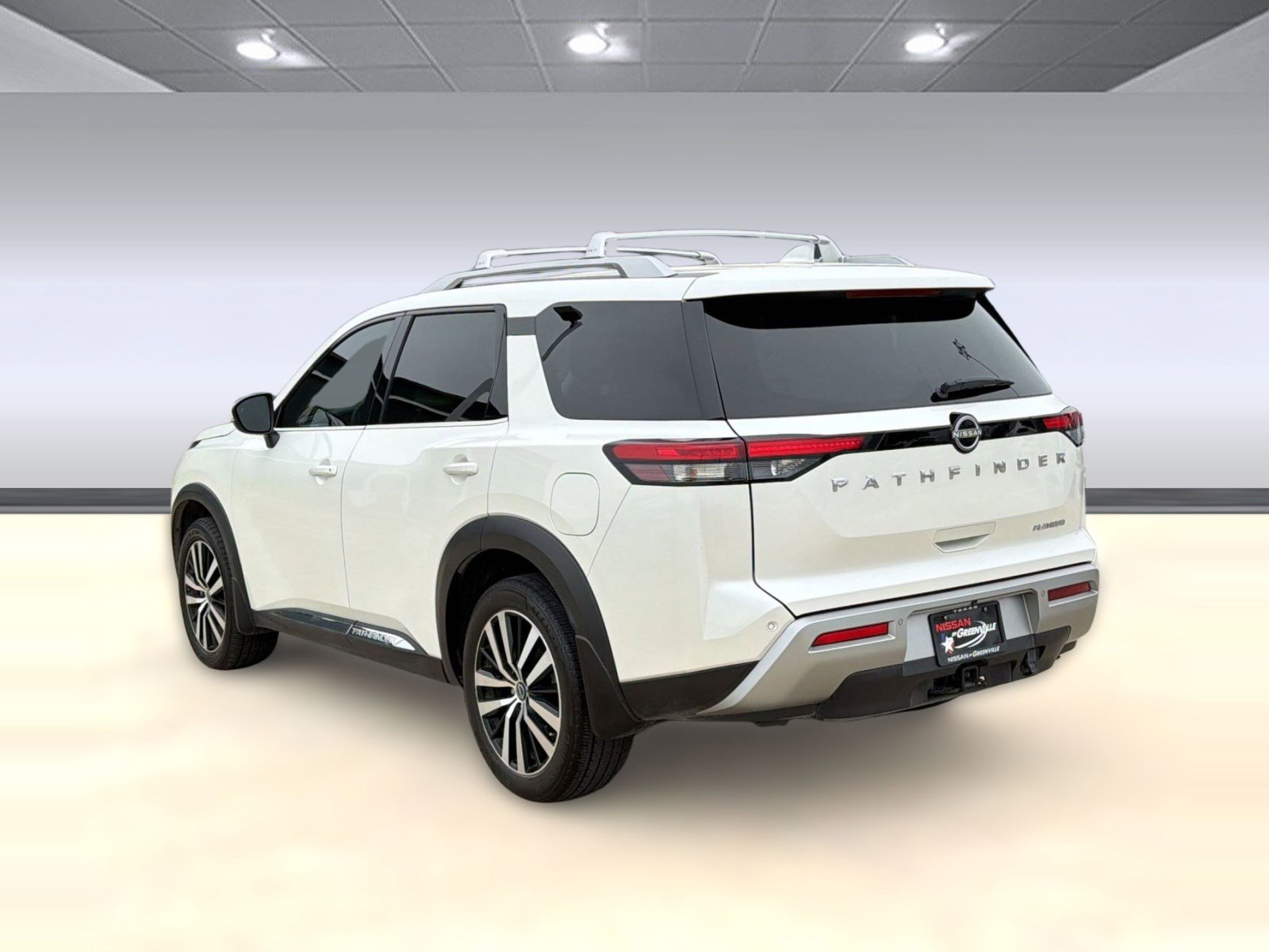 Used 2023 Nissan Pathfinder Platinum image 3