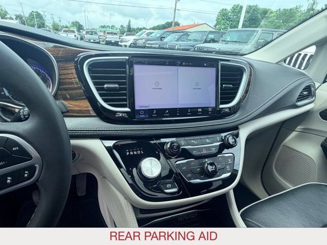 Certified 2024 Chrysler Pacifica Limited FWD image 13
