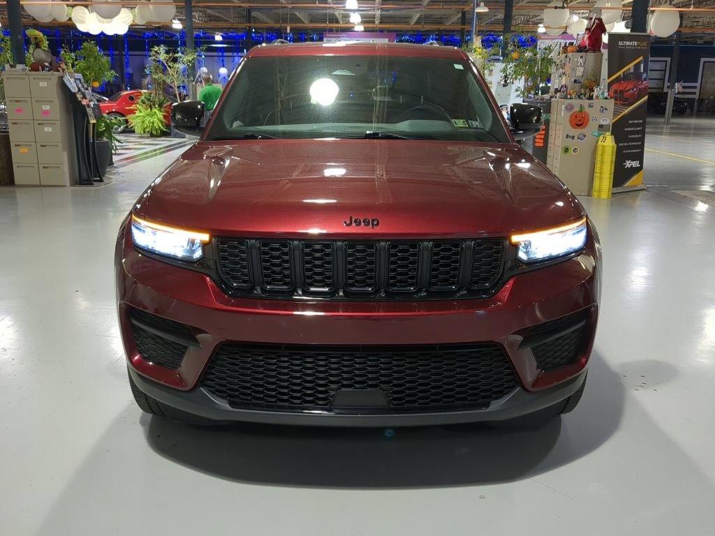 Used 2022 Jeep Grand Cherokee Altitude AWD/4WD image 3