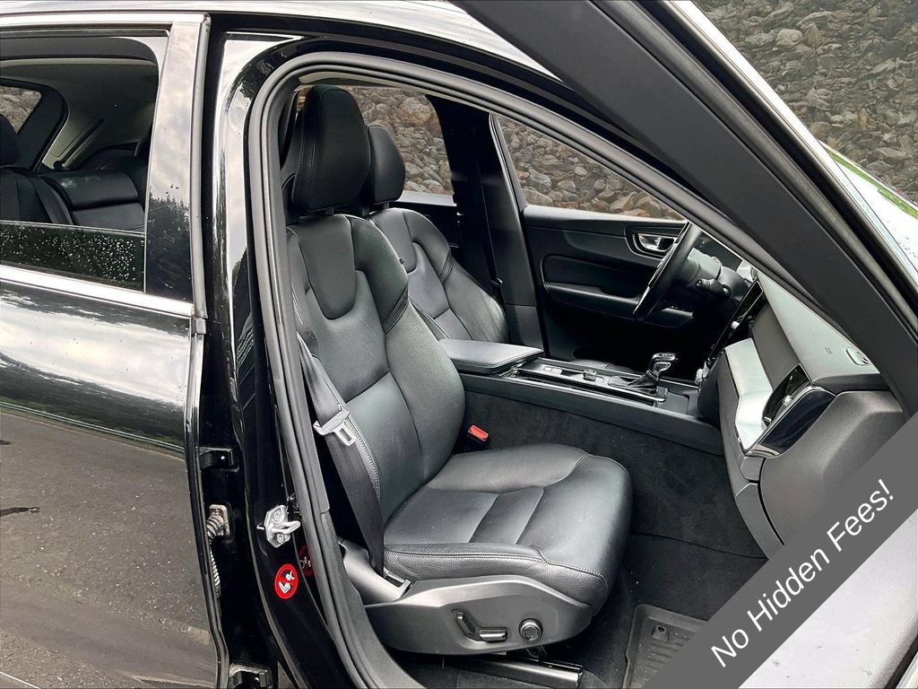 Used 2018 Volvo XC60 T5 Momentum w/ Vision Package AWD/4WD image 7