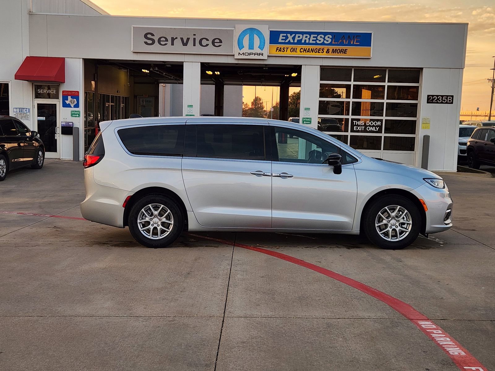 New 2026 Chrysler Pacifica Select image 7