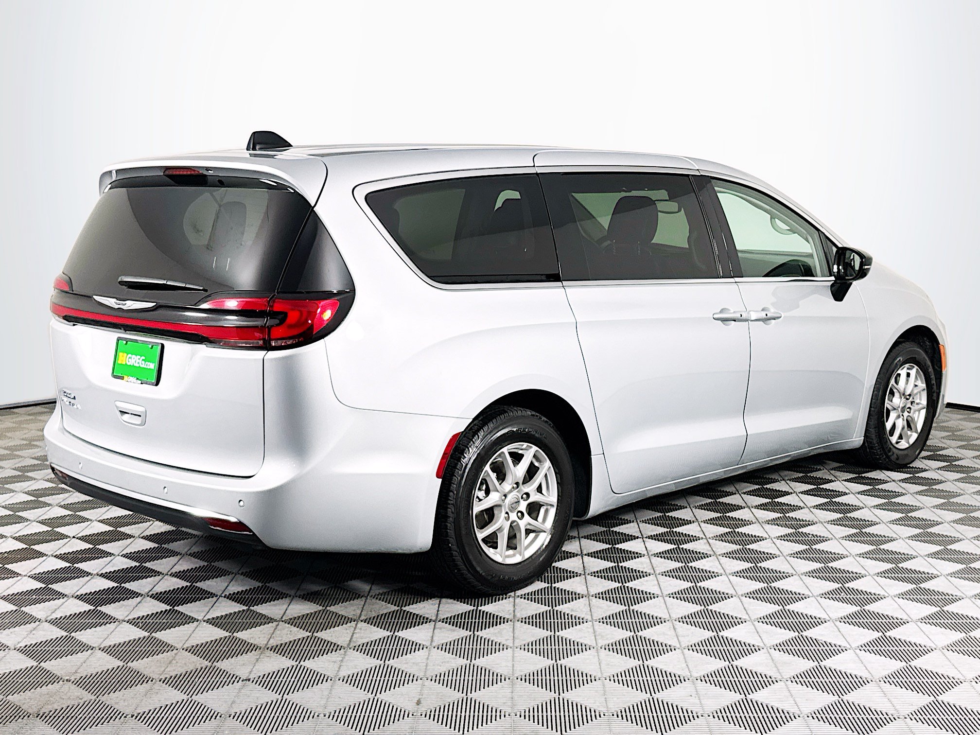 Used 2024 Chrysler Pacifica Touring-L FWD image 10