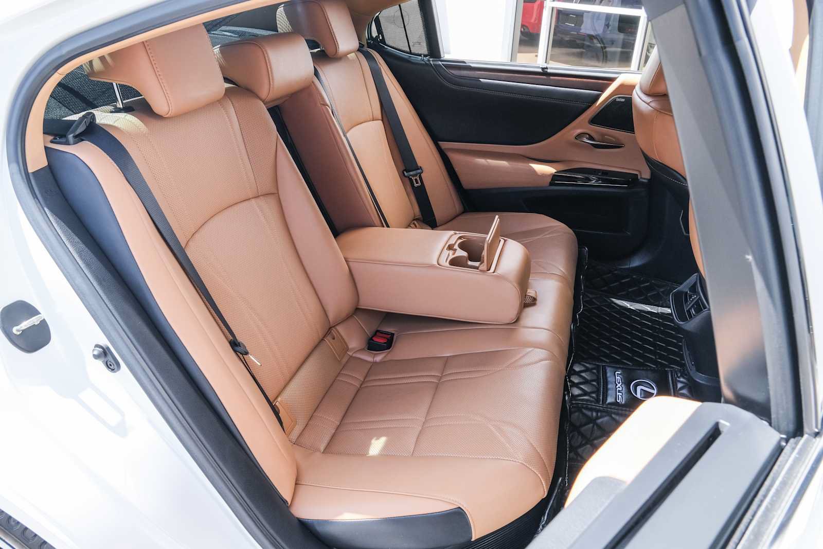 Used 2022 Lexus ES 300h Ultra Luxury w/ Accessory Package 2 FWD image 31