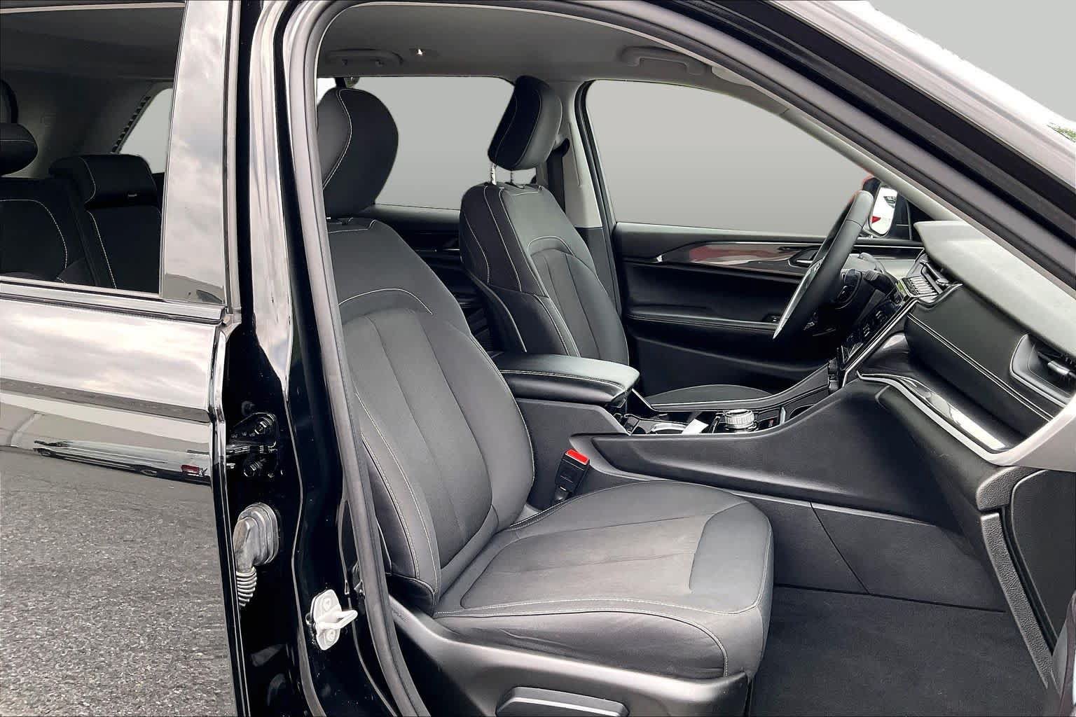 Used 2023 Jeep Grand Cherokee Laredo AWD/4WD image 8