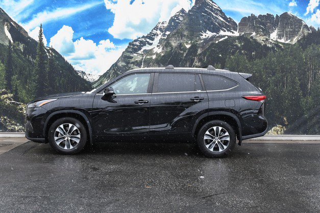 Used 2023 Toyota Highlander XLE AWD/4WD image 7