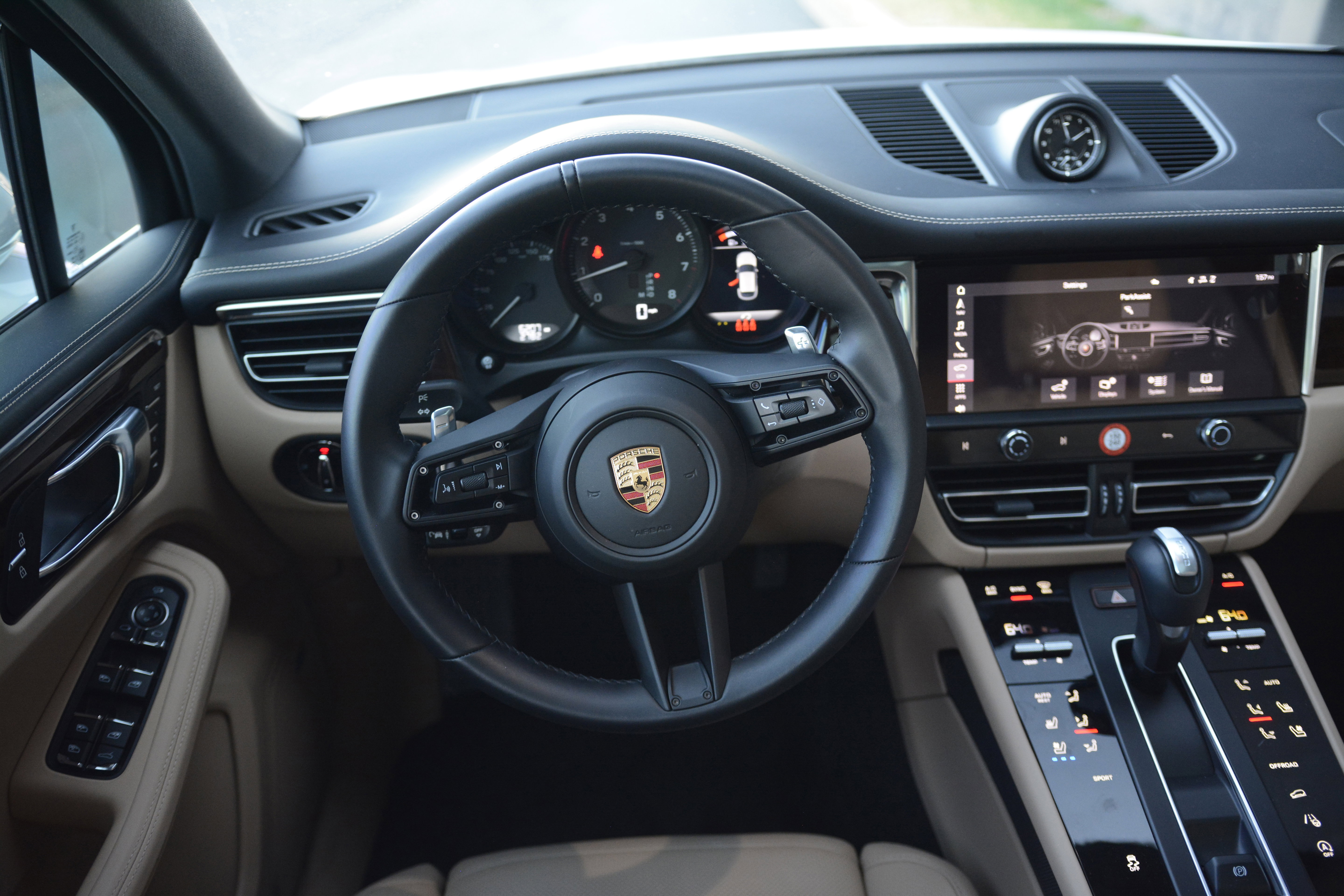 Certified 2025 Porsche Macan image 16