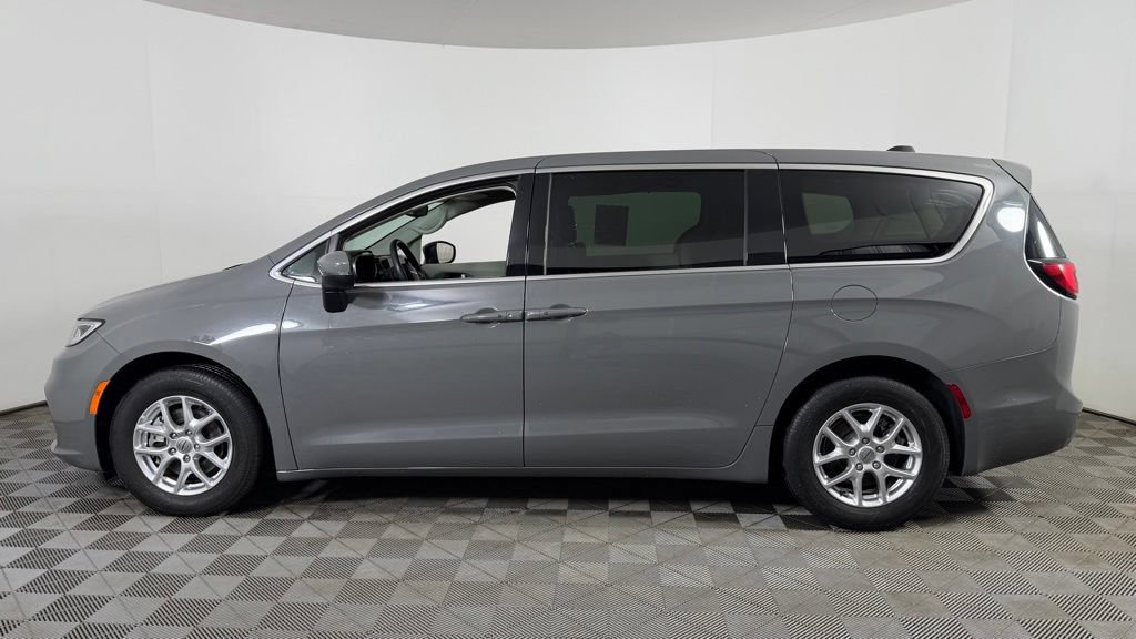 Used 2023 Chrysler Pacifica Touring-L FWD image 5