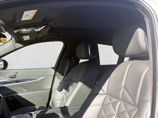 Used 2025 BMW 740i w/ Premium Package RWD image 12