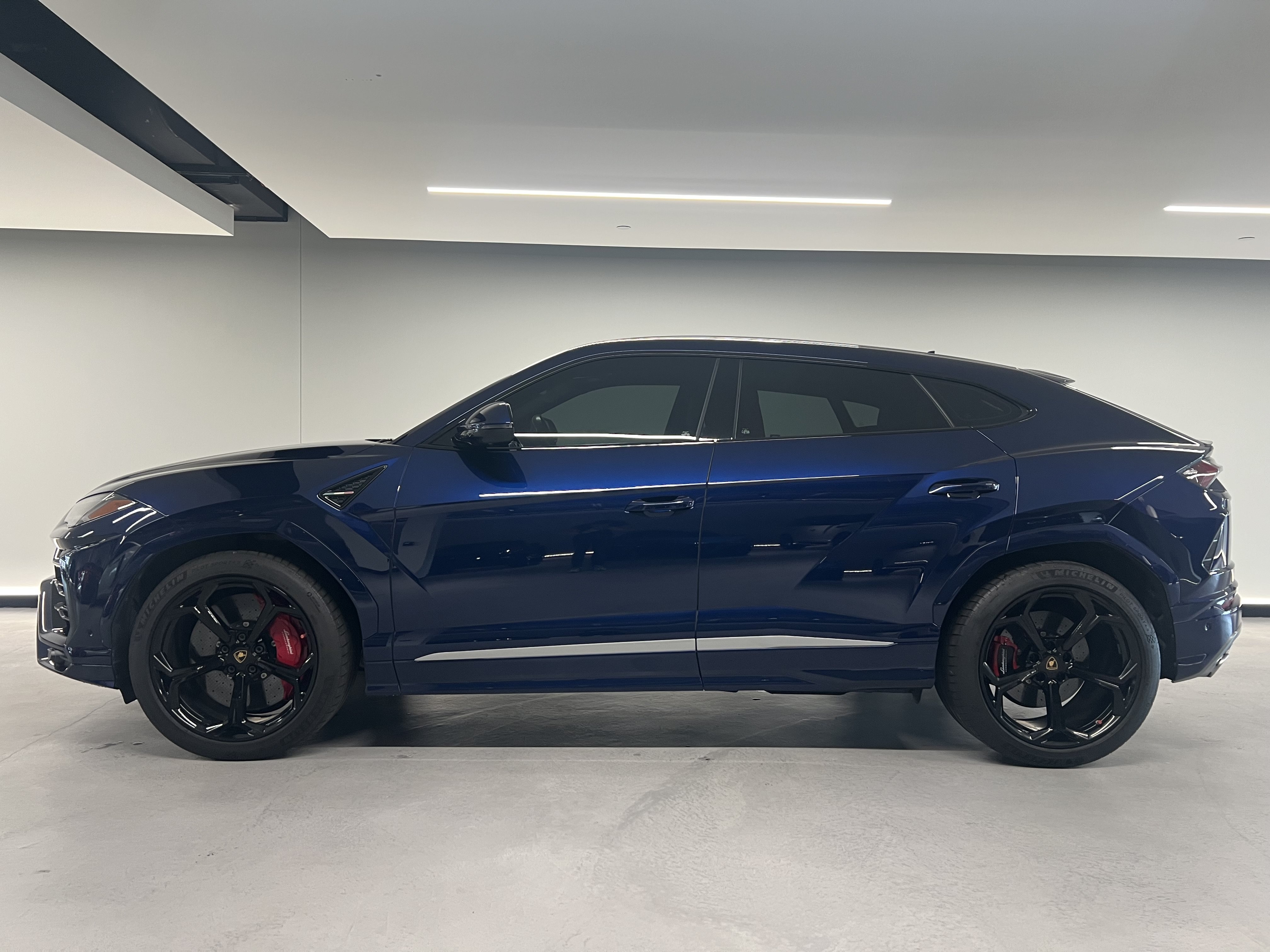 Used 2019 Lamborghini Urus AWD/4WD image 2