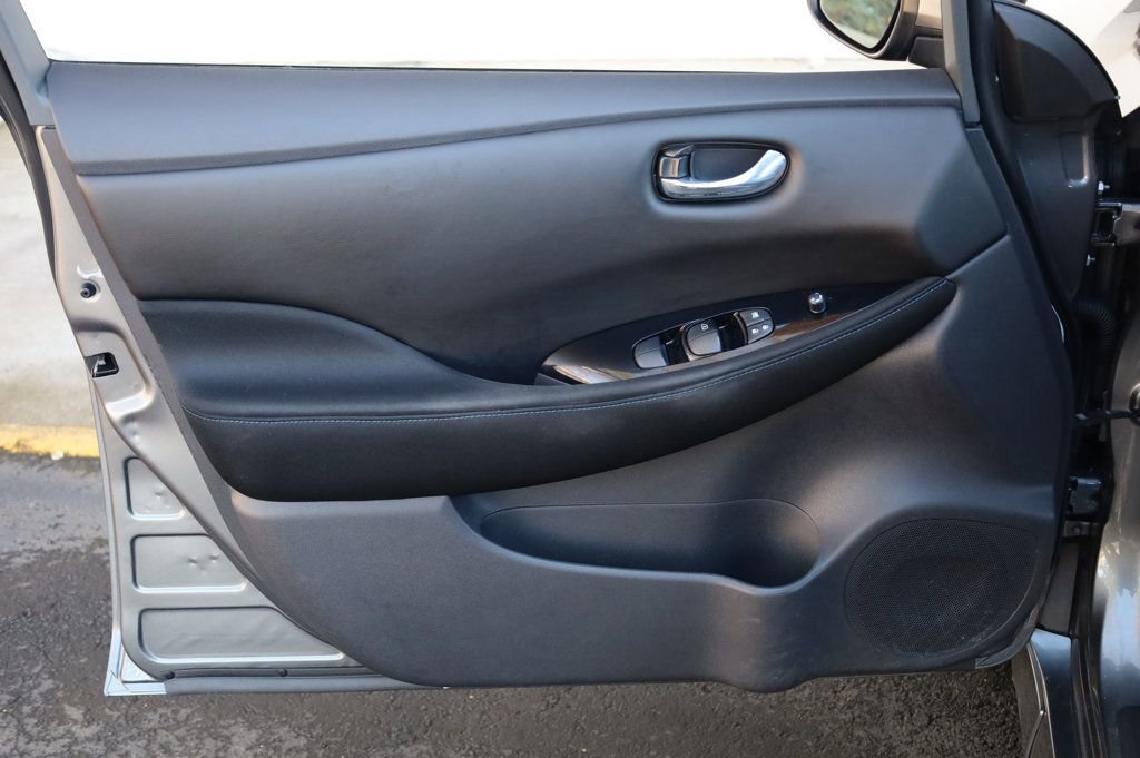 Used 2018 Nissan Leaf SV w/ SV Technology Package image 12