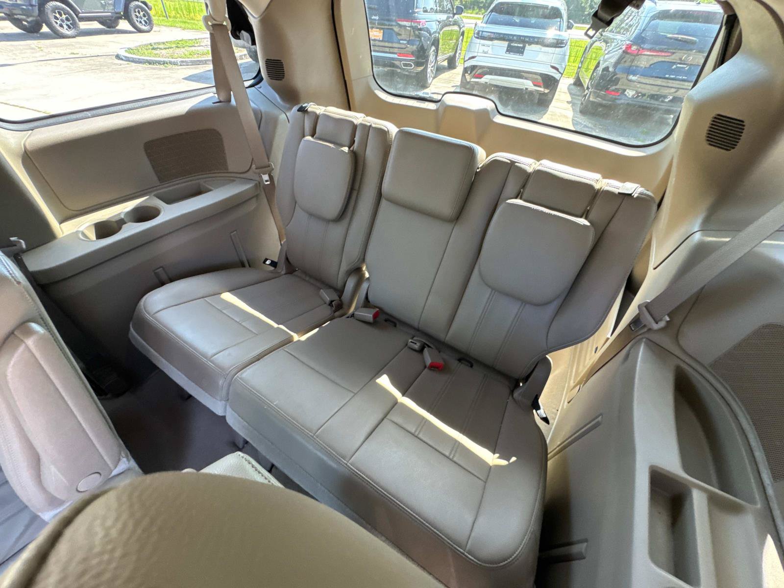 Used 2013 Chrysler Town & Country Touring FWD image 13