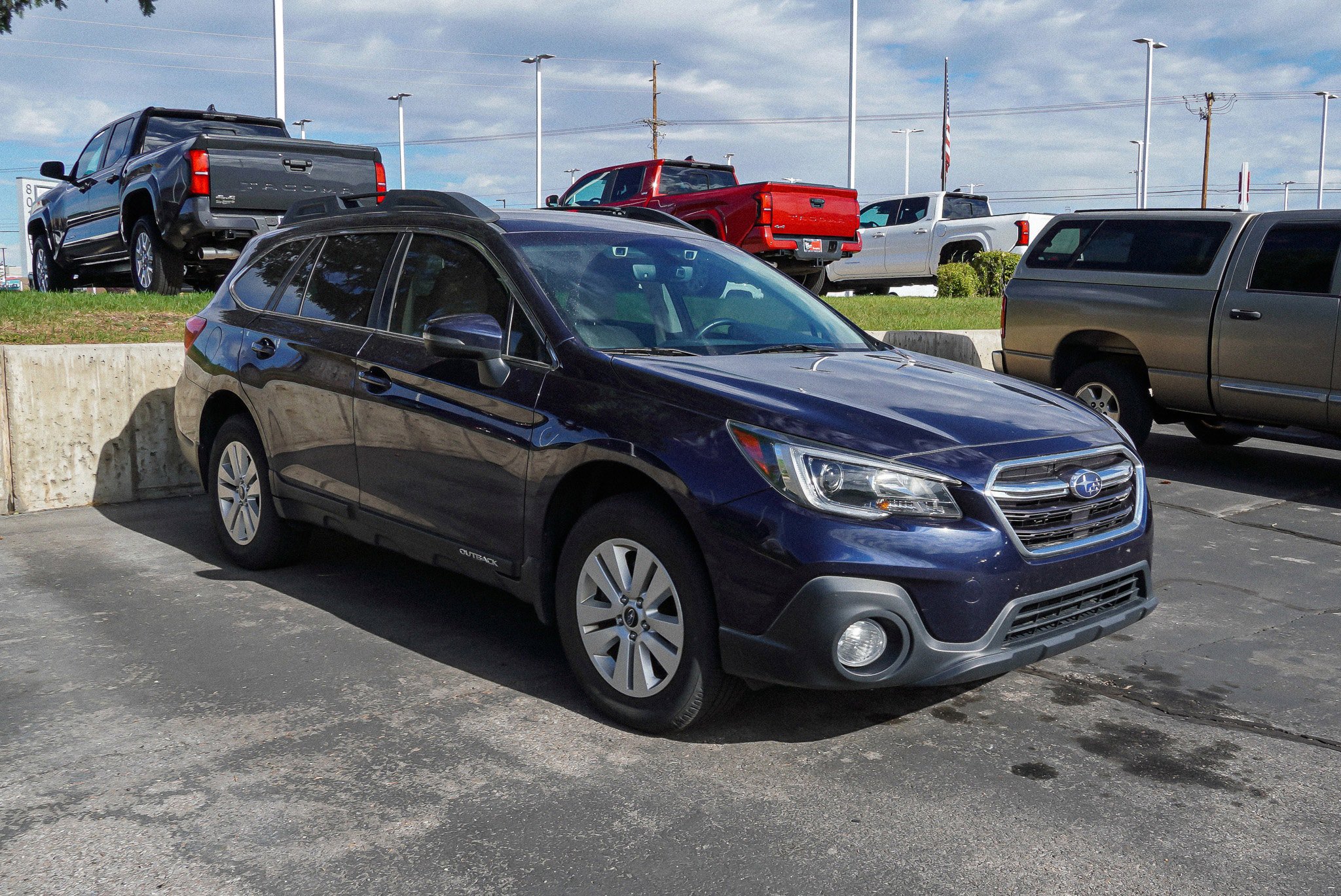 Used 2018 Subaru Outback 2.5i Premium AWD/4WD image 2